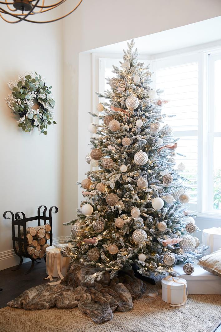 Beautiful luxurious christmas tree with gold, silver and white decorations 